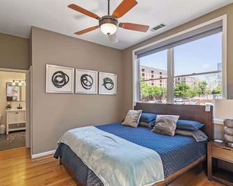 Warehouse District Modern Condo with Private Garage - ראליי - חדר שינה