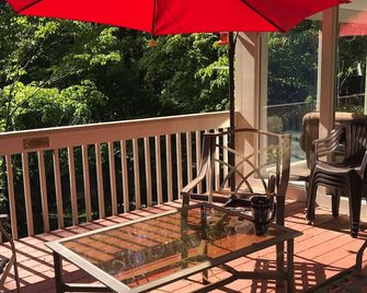 4/4 , 3 Story, House Beautiful With Open Floor Plan On Young Mountain - Lake Lure - Balcón