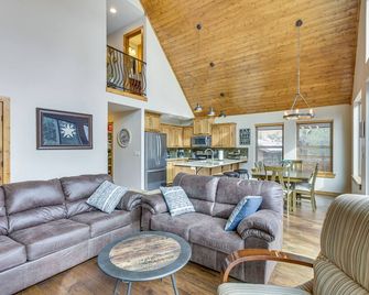 Angel Fire Cabin w/ Deck: 3 Mi to Ski Lifts! - Angel Fire - Living room