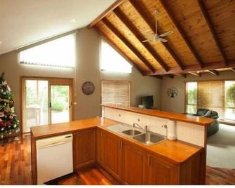 Woodys of Woolamai WiFi - Cape Woolamai - Kitchen