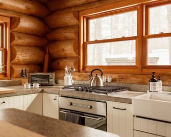 The Wood House-- Scandinavian log cabin in Muskoka - Severn Bridge - Cocina