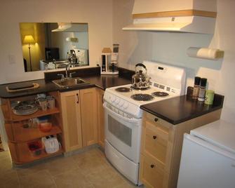 Downtowner Motor Inn - Creston - Kitchen