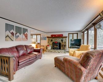 Pet-Friendly Home with Deck 4 Mi to Jay Peak Resort - Montgomery Center - Living room