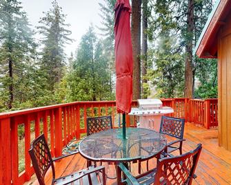 Rustic Cabin in the Forest with WiFi - Perfect for Year-Round Getaways - Dogs OK - Shaver Lake - Balkon