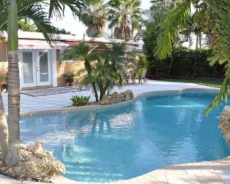 Tropical Paradise, Private Heated Pool & Spa, Built-In-Bbq - Margate - Pool