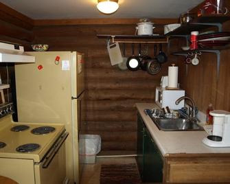 Brown Bear Saloon & Motel - Indian - Kitchen