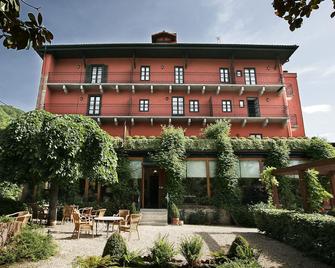 Churrut Hotel - Bera - Building