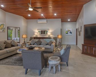 Sleeps 8, Brand New, private pool, steps from beach, dining and shopping - Dominical - Living room