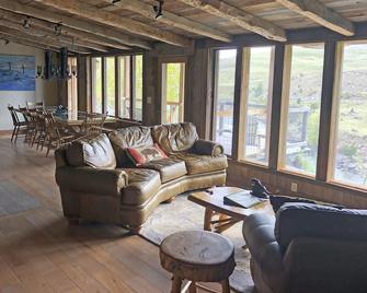 Breathtaking Views of Yellowstone on the Yellowstone River in a Luxury Lodge! - Gardiner - Living room