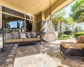 Mini Mansion In Dallas Hill Country - Cedar Hill - Patio