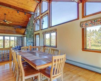 Secluded Luxury Home on Huge Property with Mountain Views - Near Slopes - Brownsville - Comedor