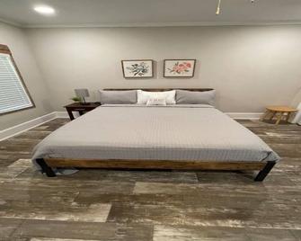Cozy modern style home, sleep 8, all the amenities of home. - Sylvania - Bedroom