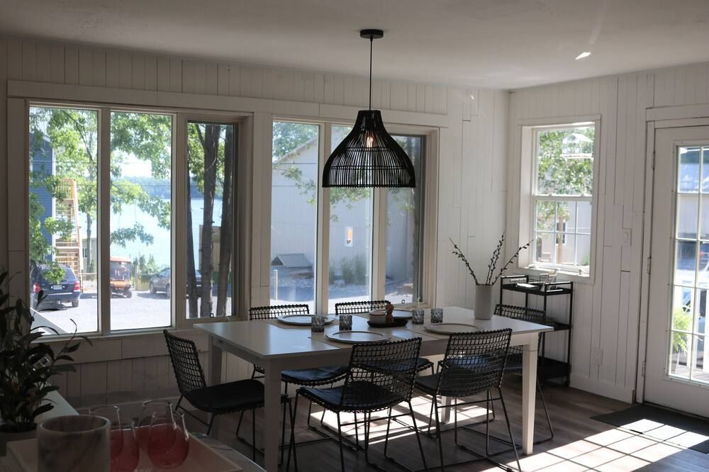 Designer Comfort in a Country Home! - Napanee - Dining room