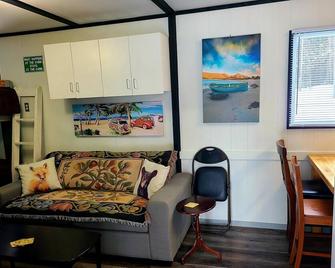 Wylie Wabin, Entire Property At Deka Lake! - Lone Butte - Sala de estar