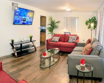 King bed/3bds house Near Naval Base & 6Flags - Gurnee - Living room