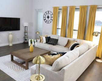 Spacious Home w Putting Green -for Extended Stays - Rockwall - Living room