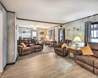 Illinois Vacation Rental Home: Pets Welcome - Robinson - Sala de estar