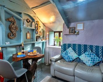 Cottage in Bossiney near Tintagel Castle - Tintagel - Living room