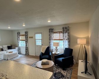 Charming Cottage conveniently located in Waupaca - Waupaca - Living room