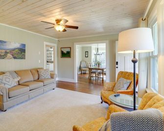 Idyllic Home On 26-Acre Farm in Blue Rid - Roan Mountain - Living room