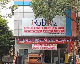 Rubikz Hostel & Cafe - Surabaya