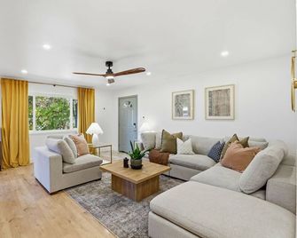 Cozy & Comfy! 2-bedroom duet beautiful Folsom with AC, King Beds, Washer/Dryer - Folsom - Huiskamer