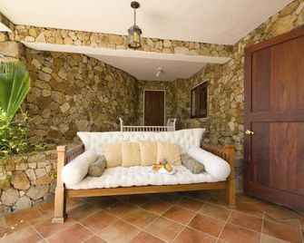 The Carib House 5 Bedrooms And Pool Close To Beach - Falmouth - Pokój dzienny