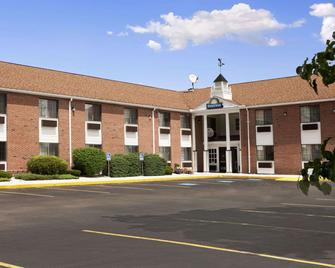 Days Inn by Wyndham Keene NH - Keene - Gebouw