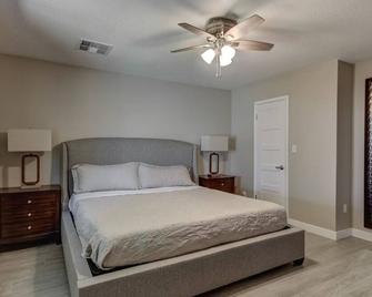 Tempe Remodel w Sparkling Pool and Game Room - Tempe - Bedroom