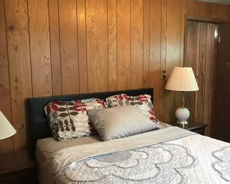 A Quaint, Private 1 Bdrm Apt - South Bend - Bedroom
