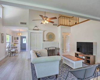 Lovely Cottage Near Downtown Stuart And - Stuart - Living room