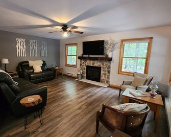 By the Bay cabin retreat! - Ellsworth - Sala de estar