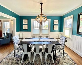 Game Barn! Next to Central Park! 2 Blocks 2 Beach/Resturants/Shops - Cape Charles - Eetruimte