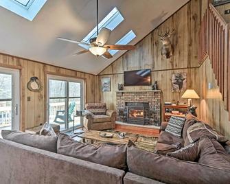 Golf Cart and Game Room Bear Den Pocono Lake Home - Pocono Pines - Living room