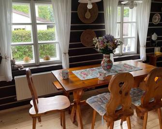 Cozy Holiday Home in Knezice With Large Garden - Jablonné v Podještědí - Dining room