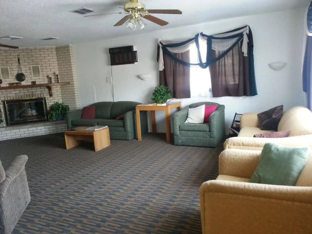 The Crow Peak Lodge - Spearfish - Living room
