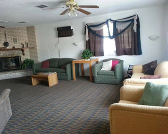 The Crow Peak Lodge - Spearfish - Living room