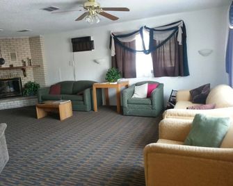 The Crow Peak Lodge - Spearfish - Living room