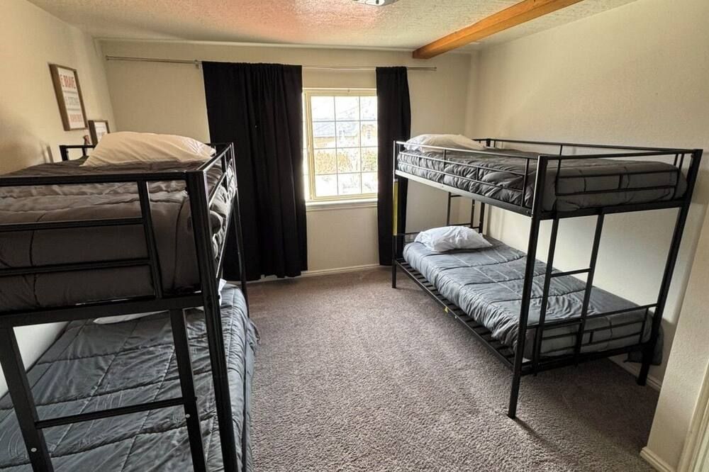 Charming 2-bedroom apartment in lovely downtown Beaver with WiFi - Beaver - Спальня