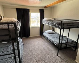 Charming 2-bedroom apartment in lovely downtown Beaver with WiFi - Beaver - Спальня