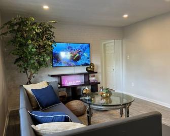 Cozy fully furnished and accessorized apartment 10 minutes from Hollywood beach - Hollywood - Living room