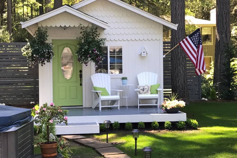 Gig Harbor- Traveling Nurses Welcomed Special Rates Applied Beekeepers Cottage - Gig Harbor - Patio