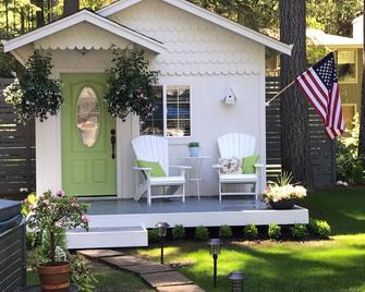 Gig Harbor- Traveling Nurses Welcomed Special Rates Applied Beekeepers Cottage - Gig Harbor - Patio