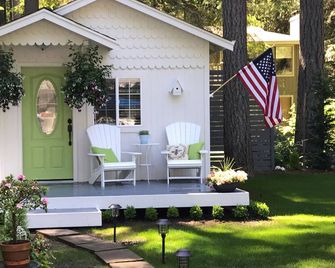 Gig Harbor- Traveling Nurses Welcomed Special Rates Applied Beekeepers Cottage - Gig Harbor - Patio