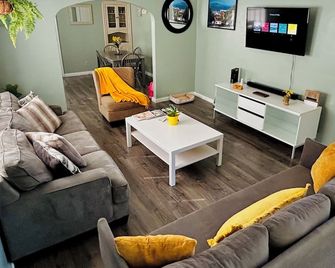 Napa Sf Near All Popular Locations! Pet Friendly. King Bed Near Wine Country - Vallejo - Living room