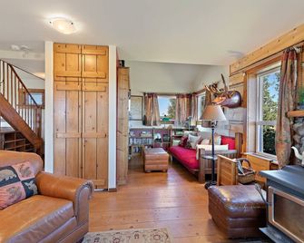 Lindas Perch - Ashton - Living room