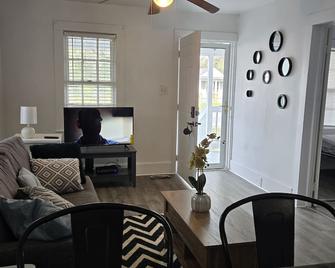 Charming 2-bedroom house in Cheraw with AC - Cheraw - Living room