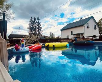 Luxury pet friendly estate w/ hot tub and heated pool in the heart of the city - Prince George - Pool