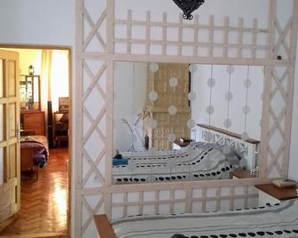 Comfortable villa with a private pool and gorgeous orchard. - Măgura - Bedroom