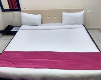 Hotel Reyansh - Bhimdatta - Bedroom